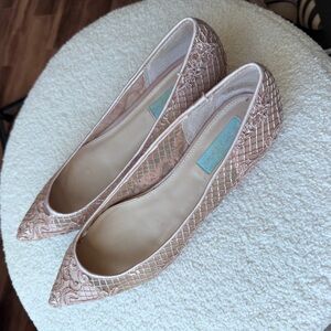 Comfort and sophistication in one! Betsy Johnson beautiful flats, size 8.5